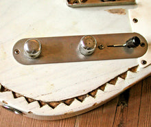 Load image into Gallery viewer, Verrilli Blonde T With Carved Border